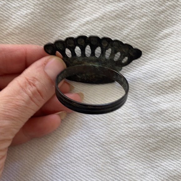 Set of 8 Crown Metal Napkin Rings - Picture 2 of 4